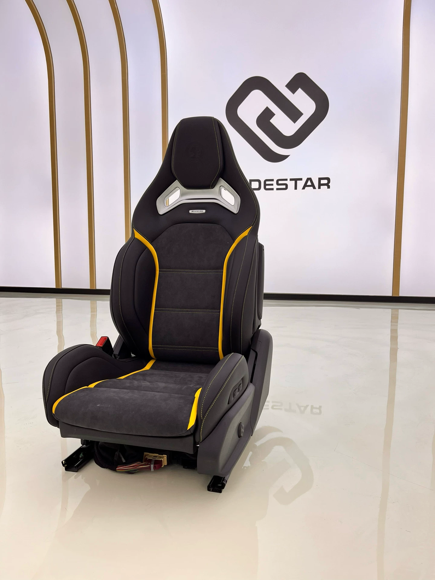 All Mercedes-Benz models are equipped with AMG-style bucket seats (featuring lumbar and leg support, with a carbon fiber backrest available as an option).