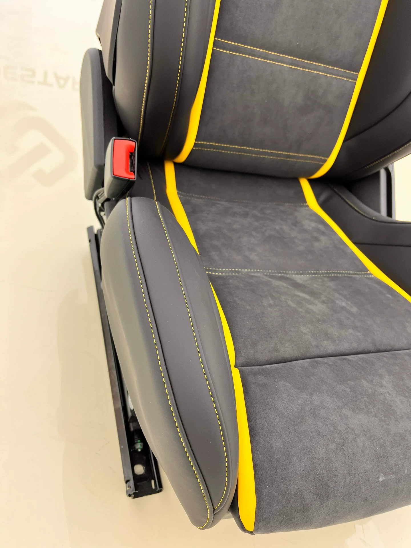All Mercedes-Benz models are equipped with AMG-style bucket seats (featuring lumbar and leg support, with a carbon fiber backrest available as an option).