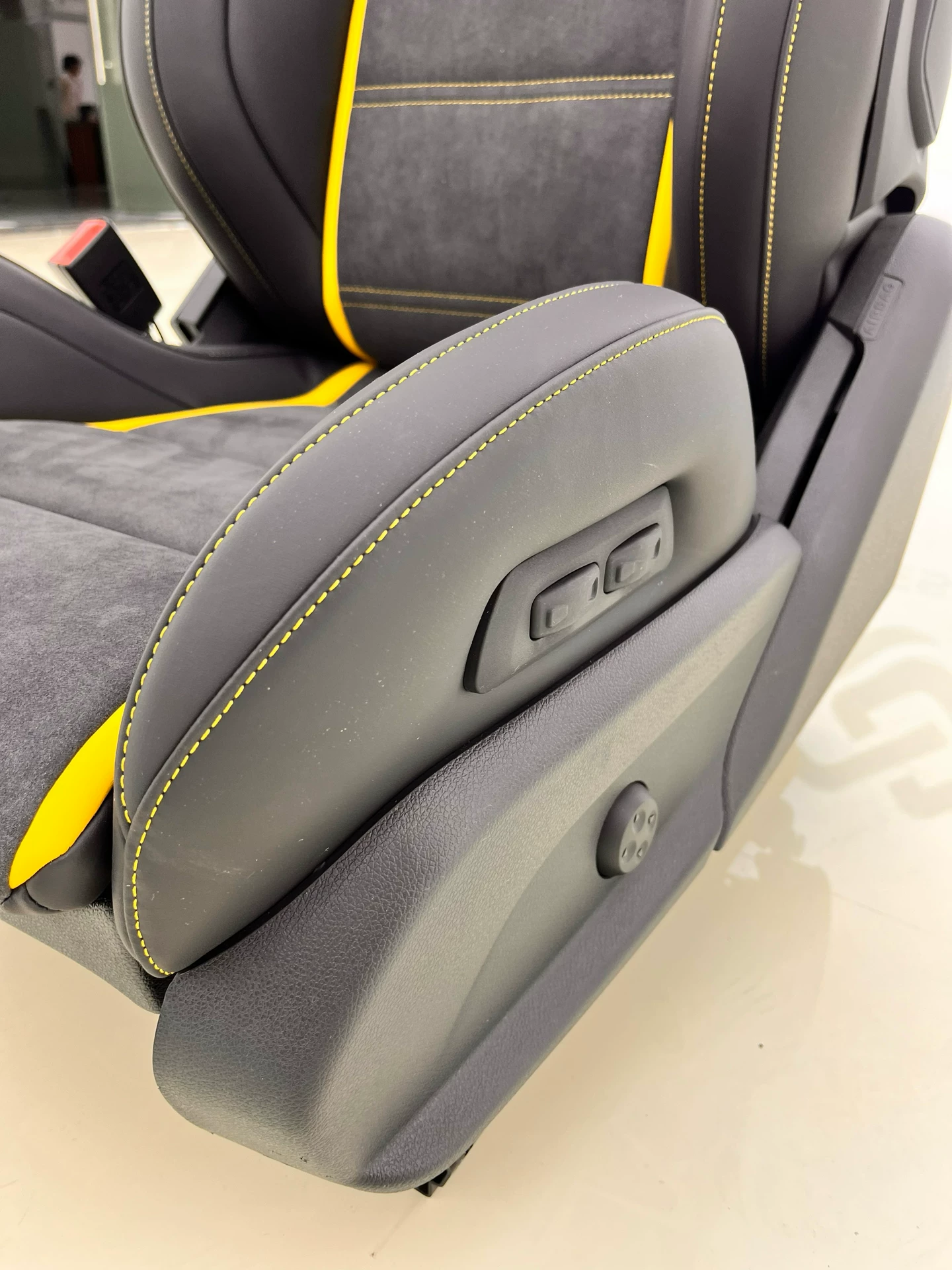 All Mercedes-Benz models are equipped with AMG-style bucket seats (featuring lumbar and leg support, with a carbon fiber backrest available as an option).