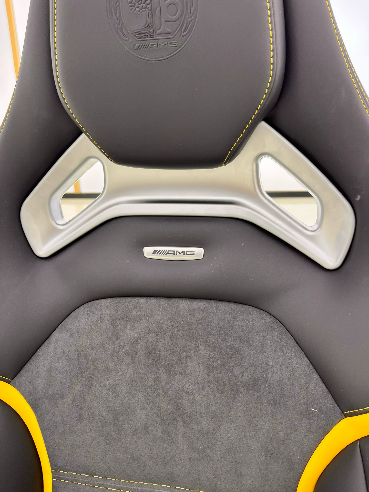 All Mercedes-Benz models are equipped with AMG-style bucket seats (featuring lumbar and leg support, with a carbon fiber backrest available as an option).