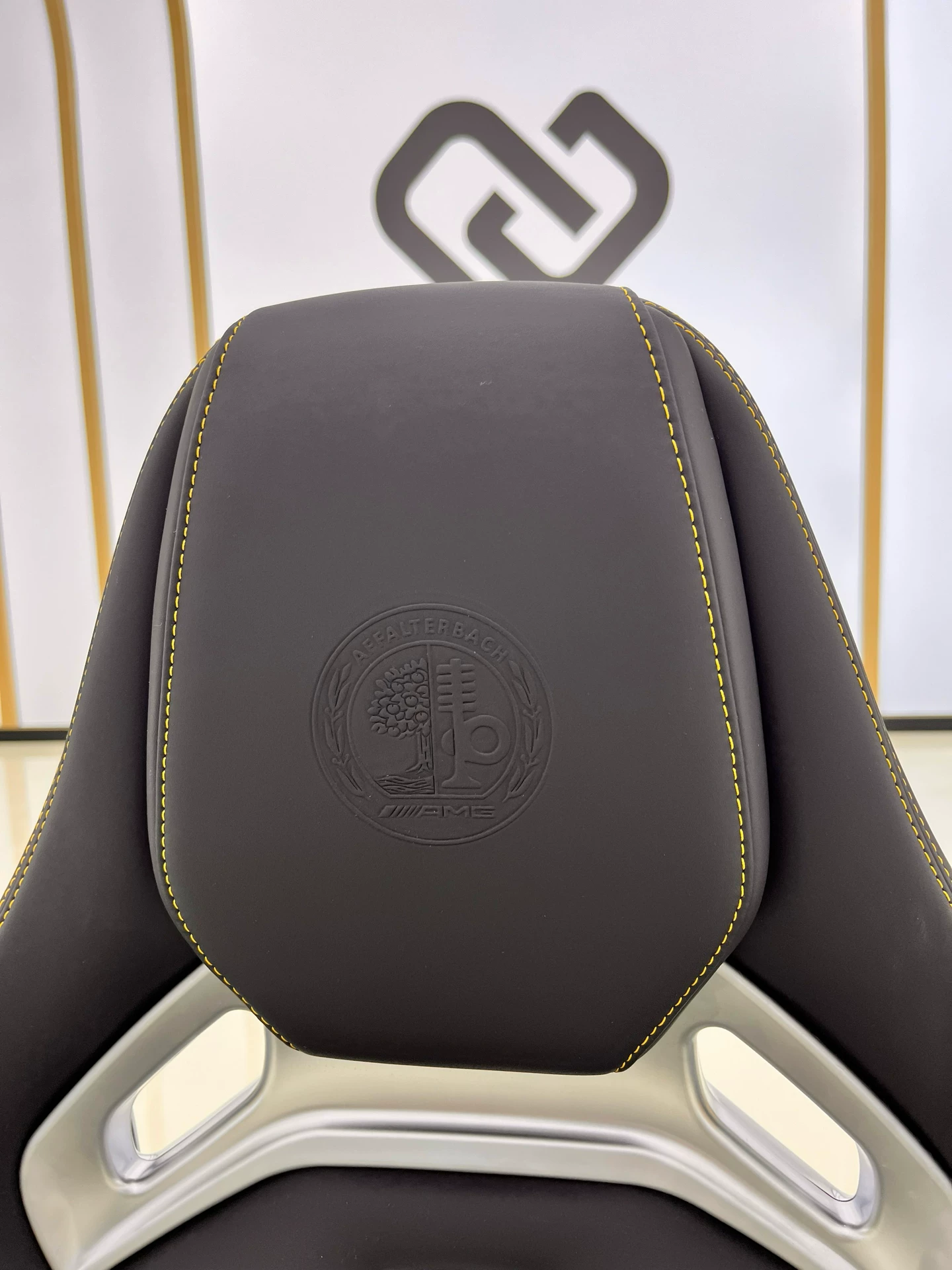 All Mercedes-Benz models are equipped with AMG-style bucket seats (featuring lumbar and leg support, with a carbon fiber backrest available as an option).