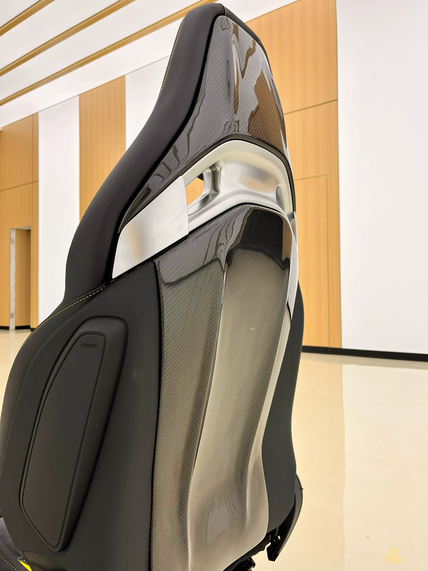 All Mercedes-Benz models are equipped with AMG-style bucket seats (featuring lumbar and leg support, with a carbon fiber backrest available as an option).