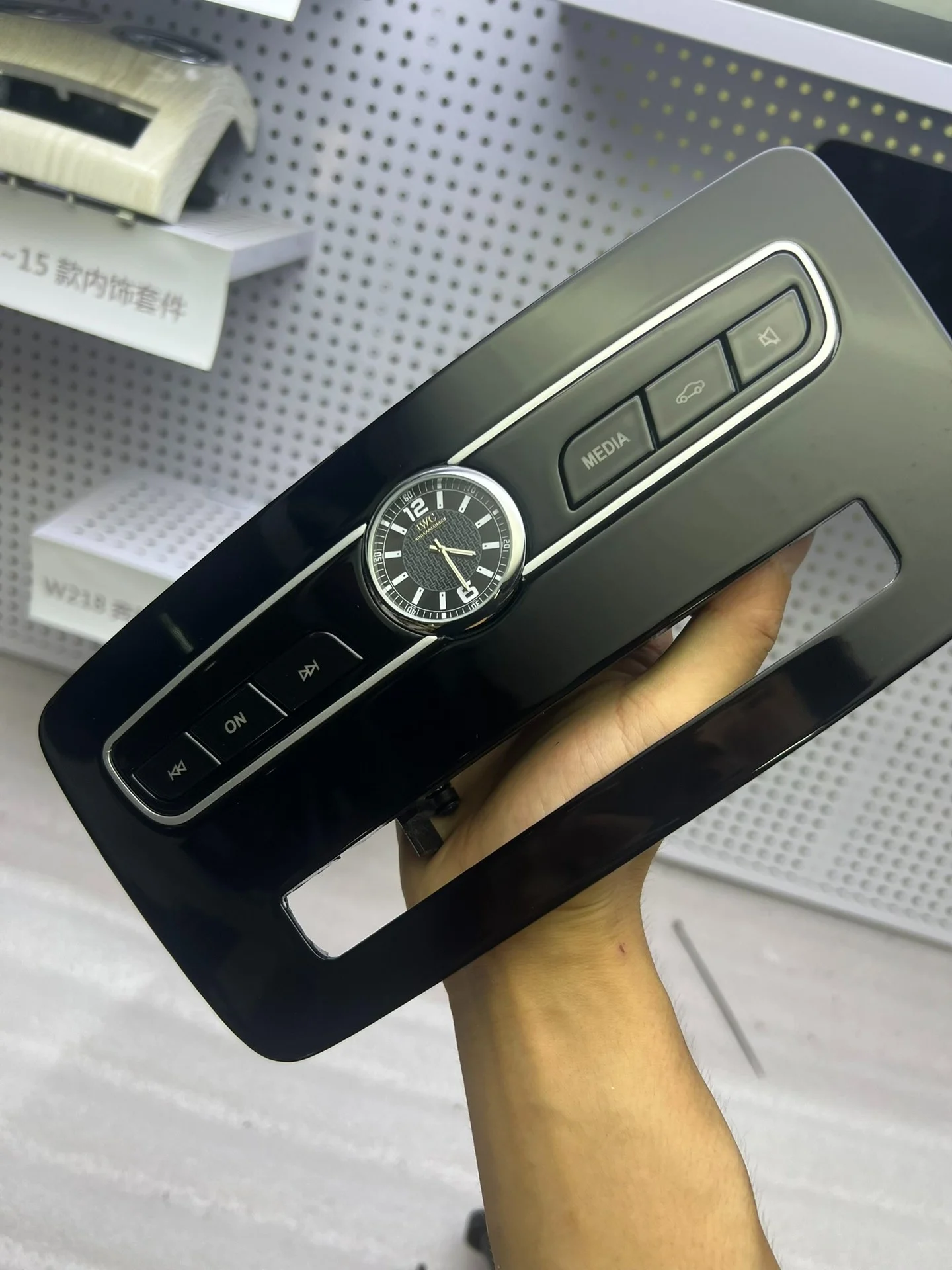 Substituição moderna do painel de relógio LED para o painel do Mercedes-Benz – atualização elegante para os modelos CLS, Classe E, Classe C, GLA, GLC (antigo GLK), GLE, SLK e ML