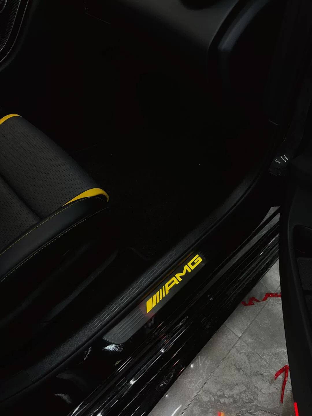 Pedales de bienvenida con luz LED en color amarillo noche de Mercedes-AMG