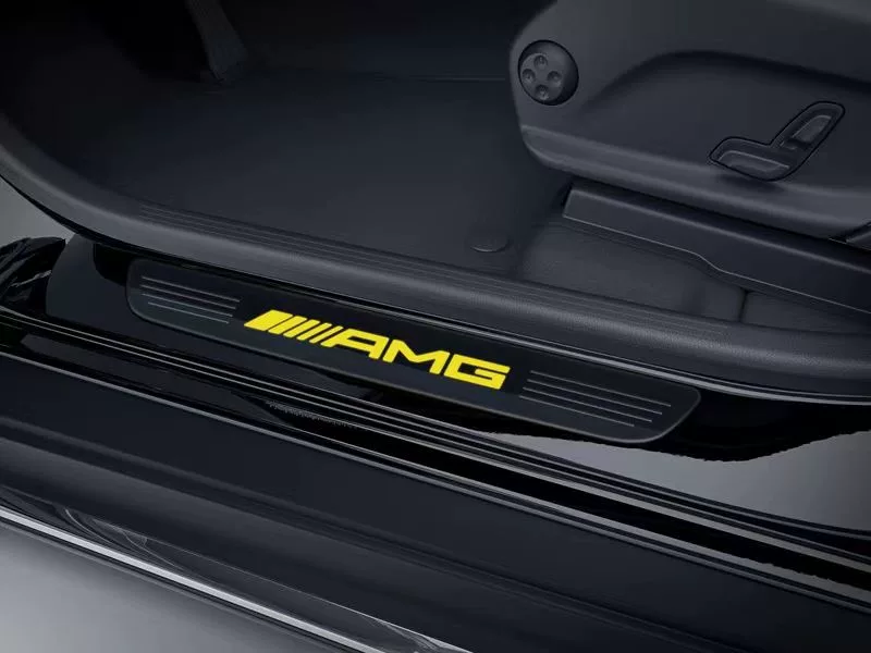 Pedales de bienvenida con luz LED en color amarillo noche de Mercedes-AMG