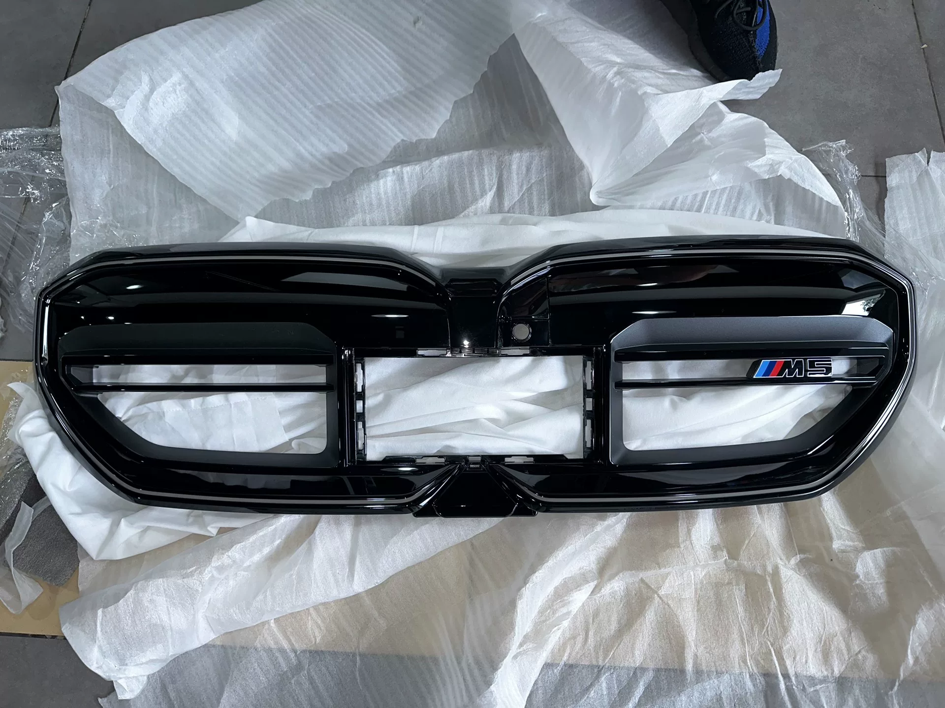 BMW G60/G68 5 Series & i5 OEM Gloss Black M Sport Grille – M60/M5-Style with Integrated Camera Mount & Washer Nozzles