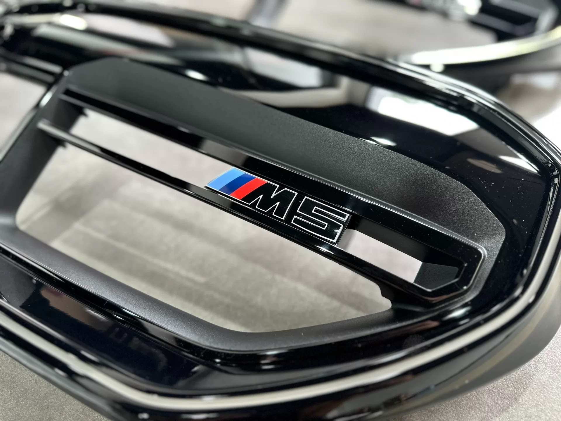 BMW G60/G68 5 Series & i5 OEM Gloss Black M Sport Grille – M60/M5-Style with Integrated Camera Mount & Washer Nozzles