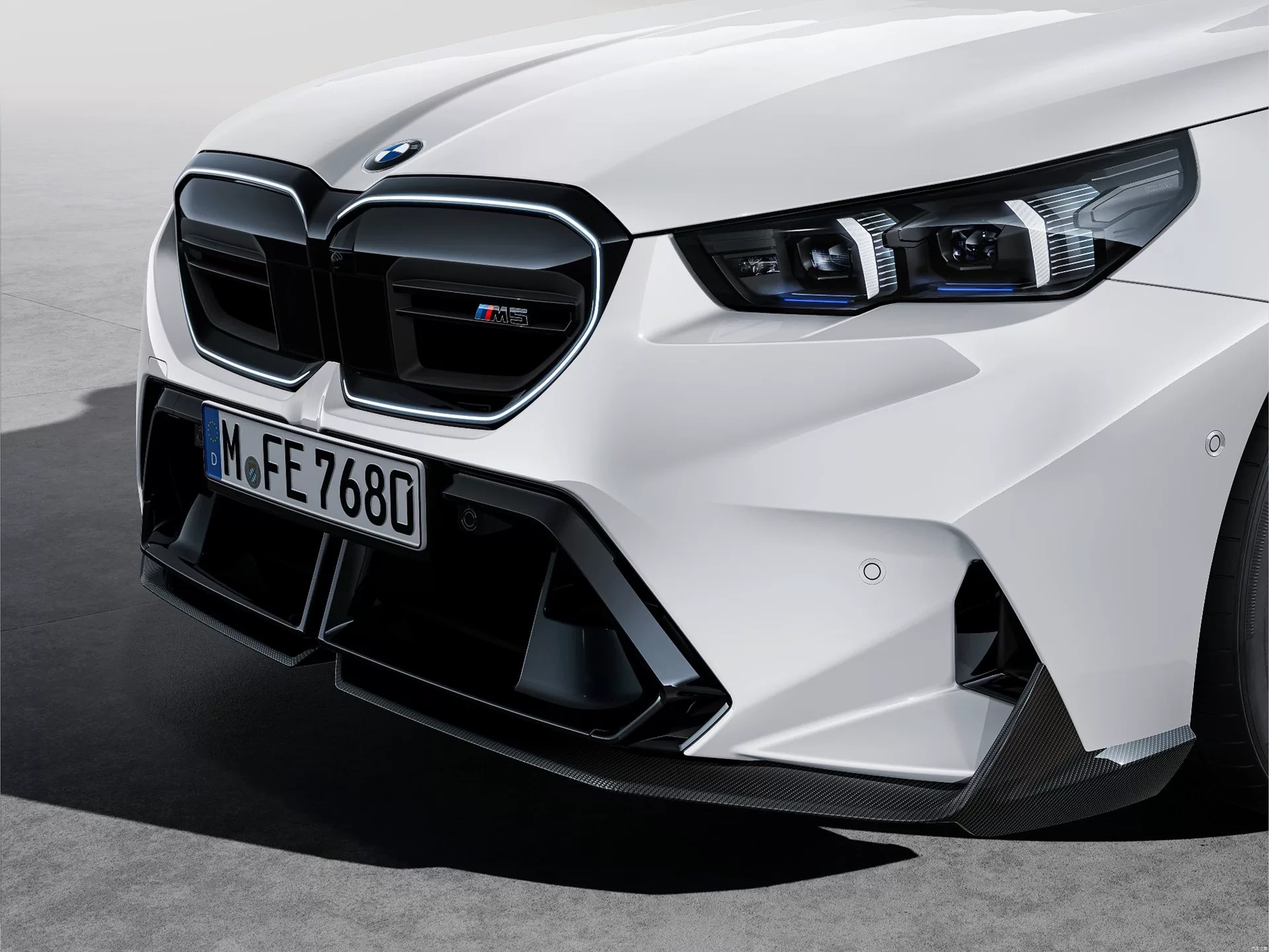 BMW G60/G68 5 Series & i5 OEM Gloss Black M Sport Grille – M60/M5-Style with Integrated Camera Mount & Washer Nozzles