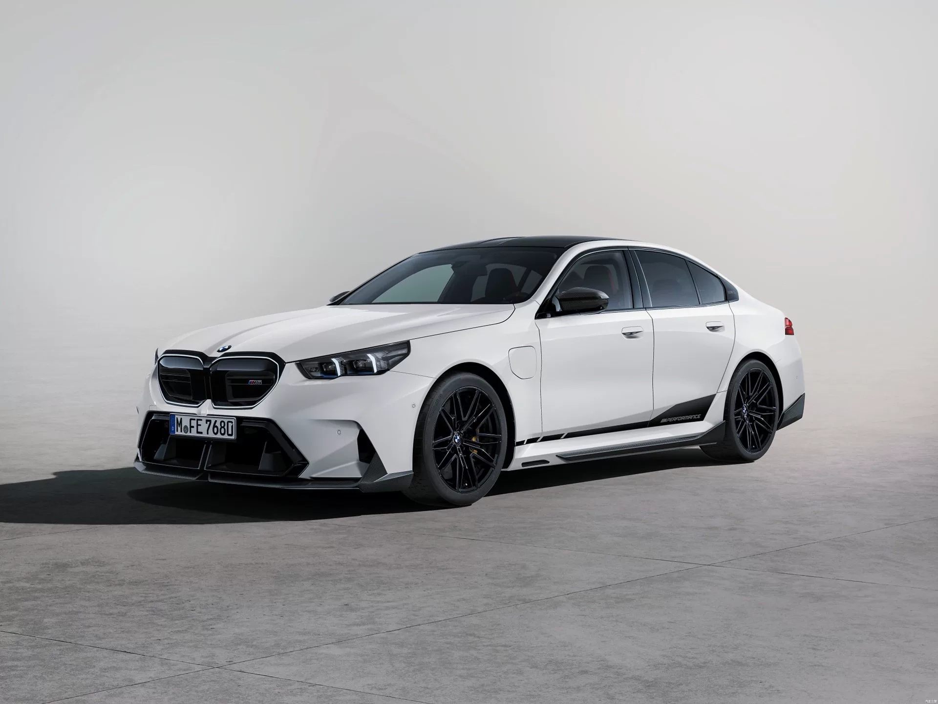 BMW G60/G68 5 Series & i5 OEM Gloss Black M Sport Grille – M60/M5-Style with Integrated Camera Mount & Washer Nozzles