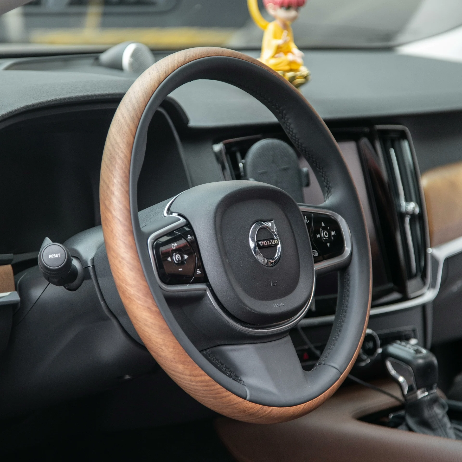 Genuine Volvo Wood-Grain Steering Wheel Upgrade for XC90, XC60 & S90