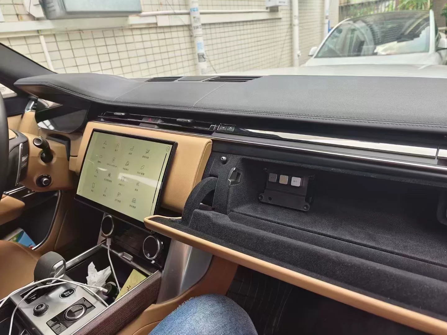 Land Rover Full-Range Vehicle Aroma Diffuser Negative Ion System (Factory‑Installed Screen Control / Magnetic Aroma Sticks / Three-Scent Option)