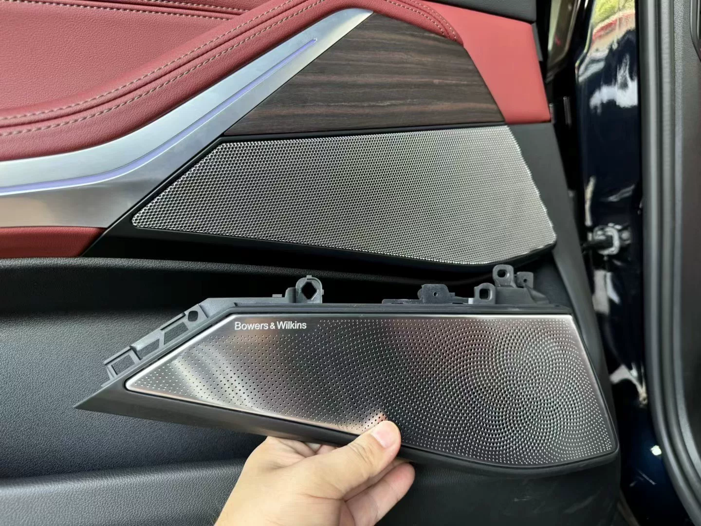 BMW X5 (G07) & X7 Premium Bowers & Wilkins Speaker Grill Covers – 13-Piece Illuminated Trim Kit with W Logo