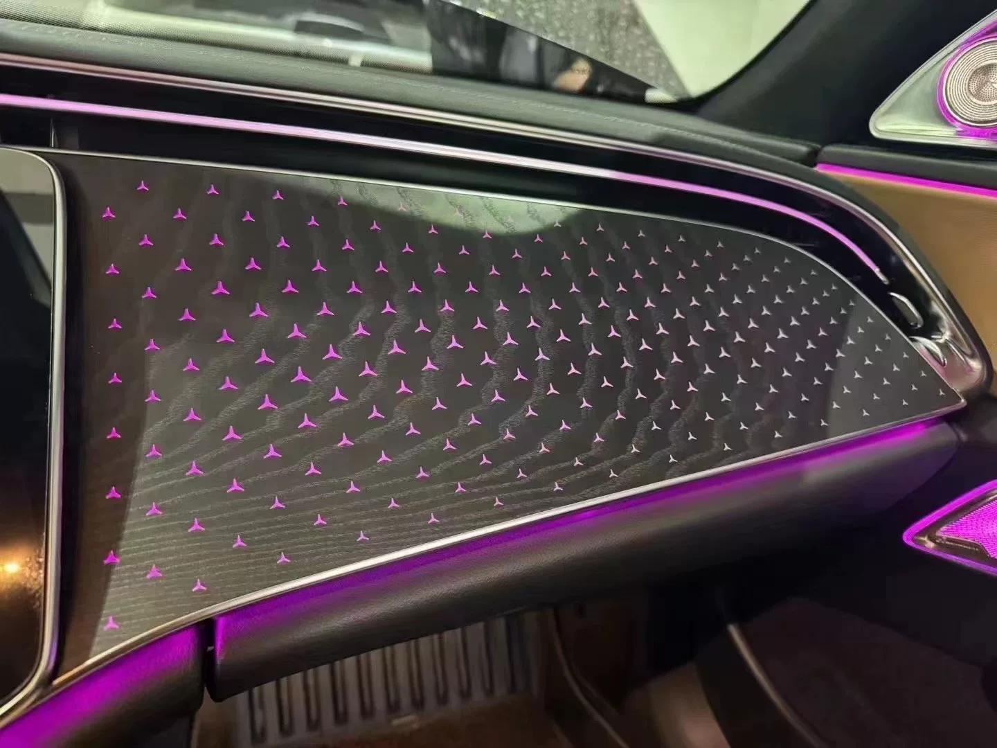 Panel de embellecimiento del tablero iluminado con estrellas de Mercedes-Benz E-Class 2024 auténtico (W214) – Iluminación ambiental dinámica RGB, acabado en madera real, instalació