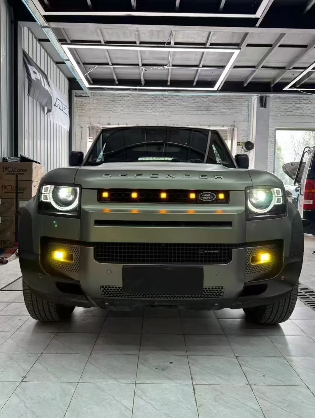Faróis LED sequenciais da grade OCTA do Land Rover Defender