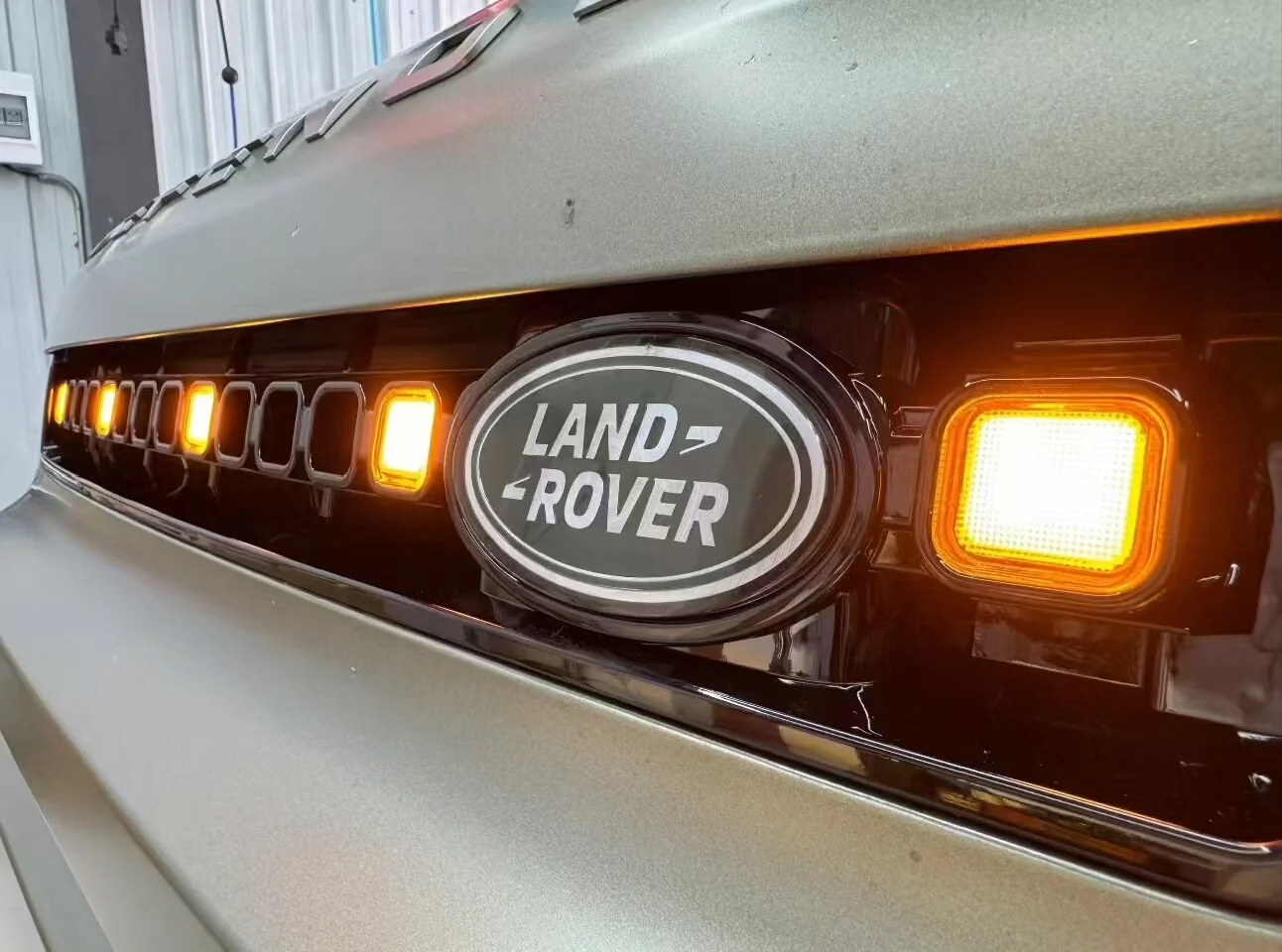 Faróis LED sequenciais da grade OCTA do Land Rover Defender
