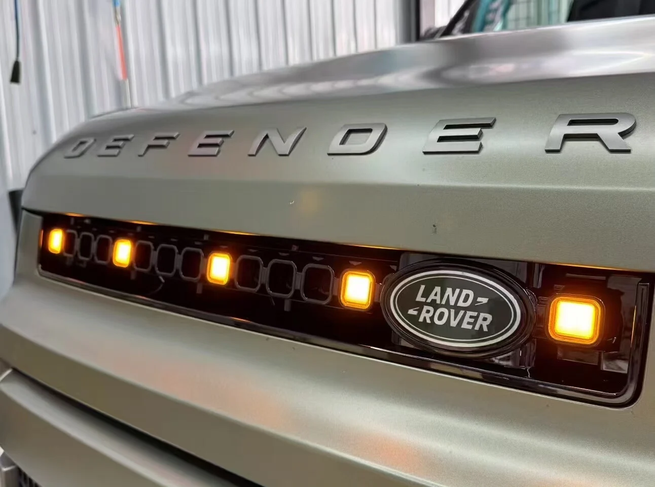 Faróis LED sequenciais da grade OCTA do Land Rover Defender
