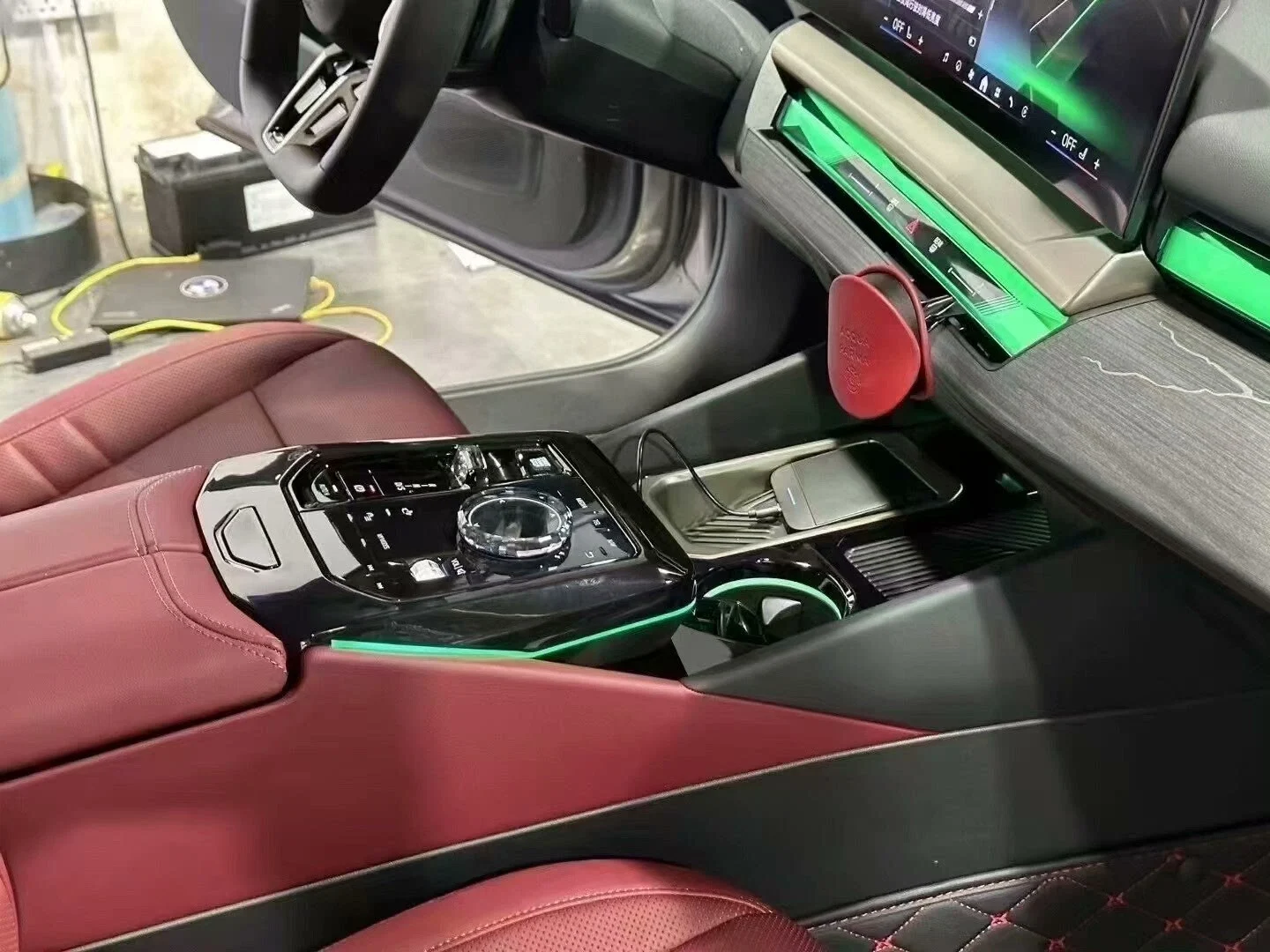 BMW i5 G60/G68 Saddle Light with Piano Black Trim and RGB Ambient Lighting