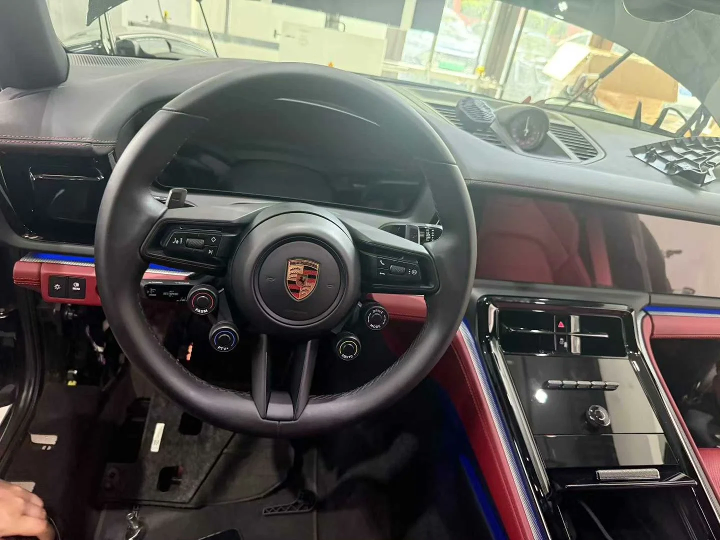 Porsche GT3 RS-style four-spoke steering wheel modification kit
