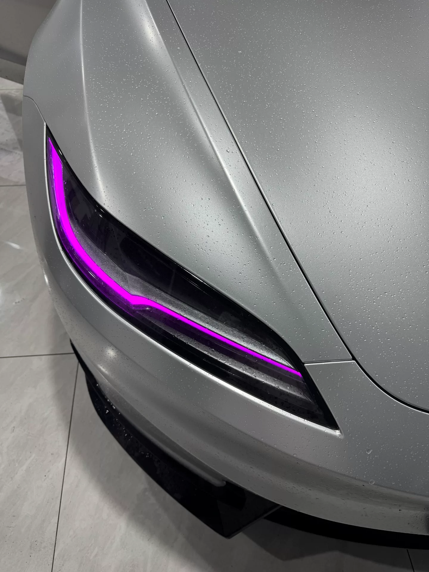 Luzes diurnas de LED multicoloridas para Tesla Model 3 (ajustáveis via app, 64 cores + luz branca original / olho dourado / olho vermelho / olho azul do diabo)