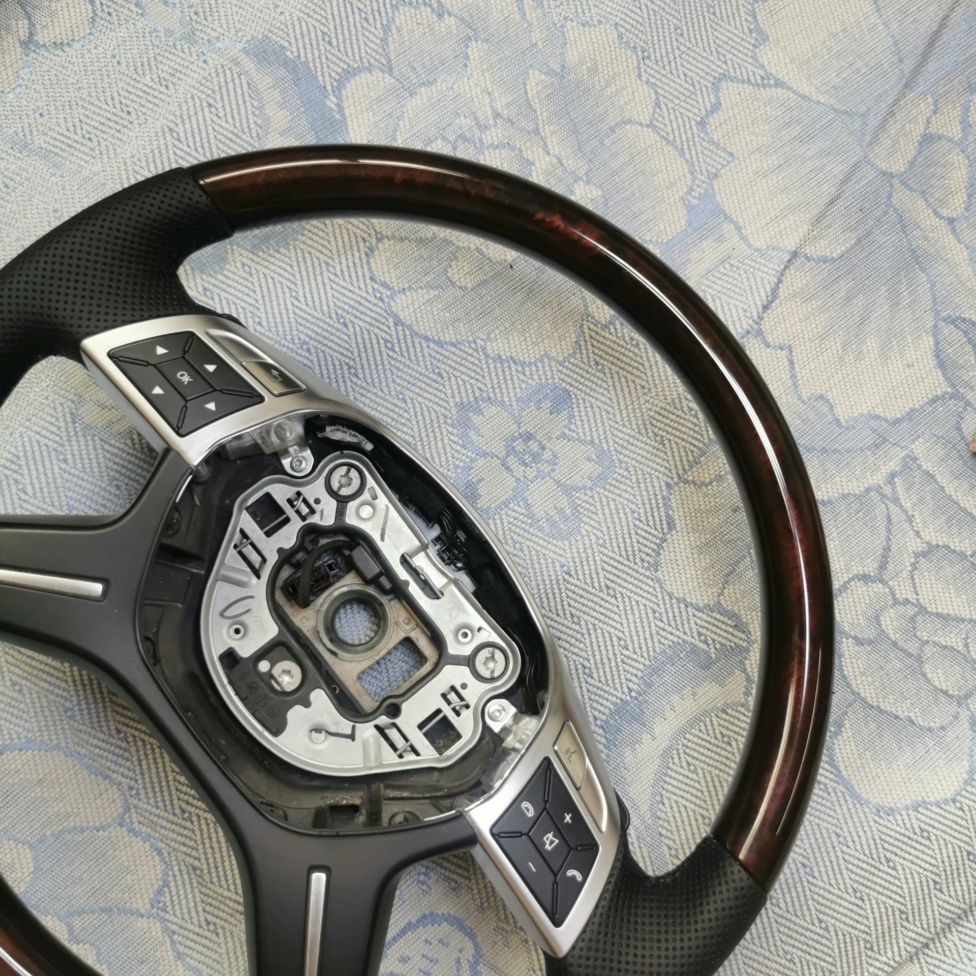 Atualização de Volante em Madeira de Nogueira Autêntica para Mercedes-Benz ML350 / ML300 – Feito à Mão no Estilo Europeu com Acabamento Alemão de Alta Qualidade