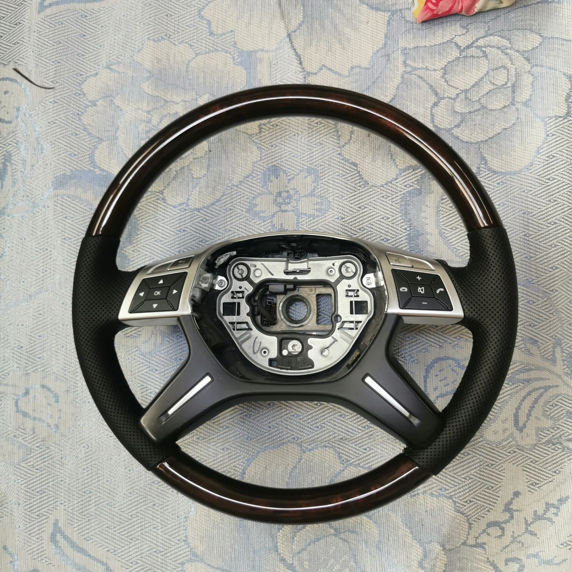 Atualização de Volante em Madeira de Nogueira Autêntica para Mercedes-Benz ML350 / ML300 – Feito à Mão no Estilo Europeu com Acabamento Alemão de Alta Qualidade