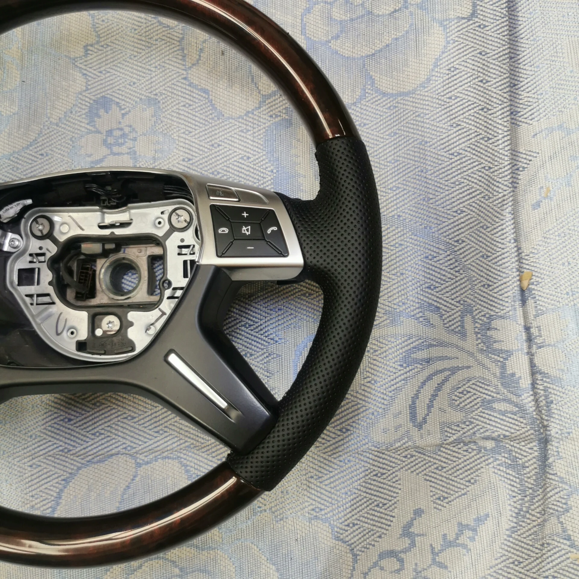 Atualização de Volante em Madeira de Nogueira Autêntica para Mercedes-Benz ML350 / ML300 – Feito à Mão no Estilo Europeu com Acabamento Alemão de Alta Qualidade