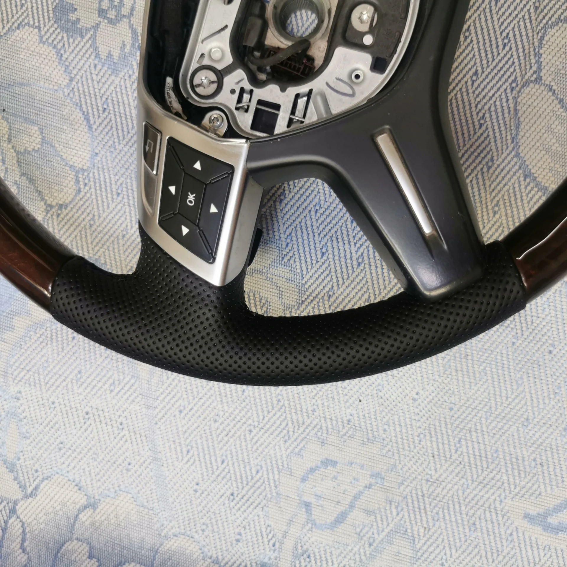Atualização de Volante em Madeira de Nogueira Autêntica para Mercedes-Benz ML350 / ML300 – Feito à Mão no Estilo Europeu com Acabamento Alemão de Alta Qualidade