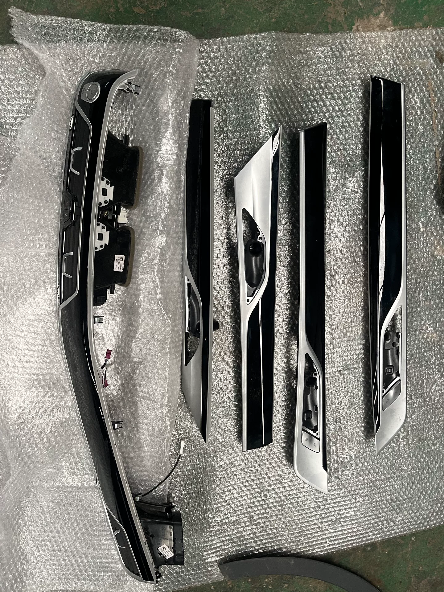 BMW 7 Series G12 Piano-Black Interior Trim Set – Door Panel & Dashboard Accents