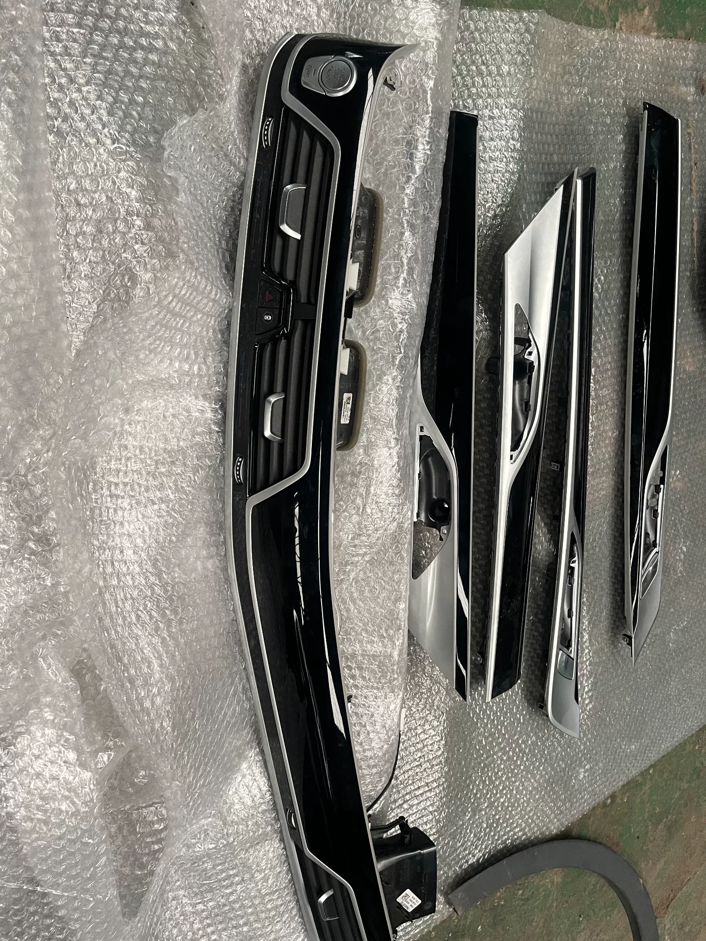 BMW 7 Series G12 Piano-Black Interior Trim Set – Door Panel & Dashboard Accents