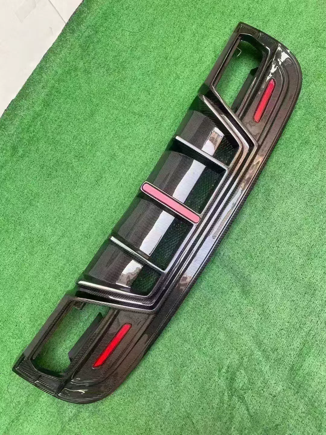 Difusor trasero de fibra de carbono con tira de luces LED verticales para Mercedes-Benz GLA45 2015–2017 (X156)