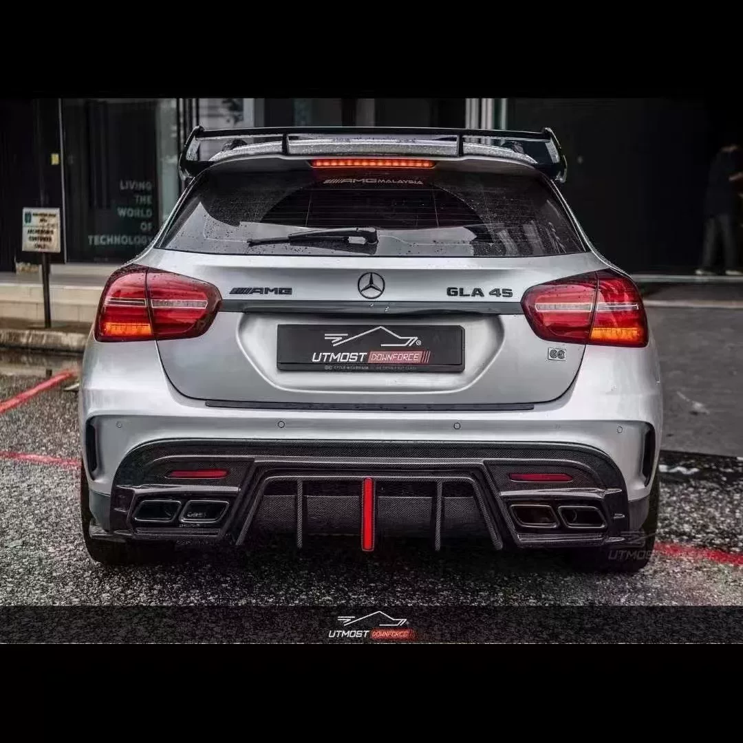 Difusor trasero de fibra de carbono con tira de luces LED verticales para Mercedes-Benz GLA45 2015–2017 (X156)