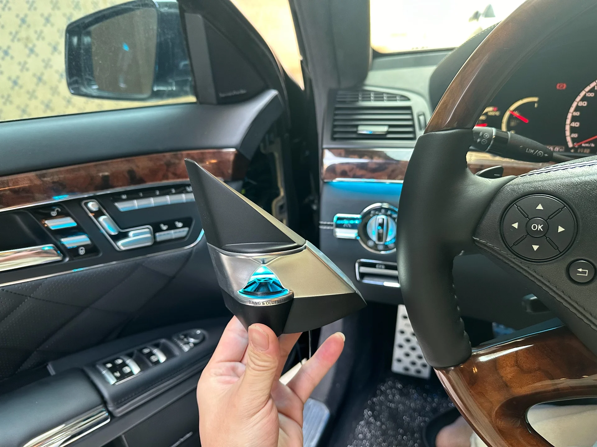 Alto-falantes de gravata em estilo OEM para montagem no pilar A – Compatíveis com iluminação ambiente, da Mercedes-Benz Classe S W221 – Harman Kardon