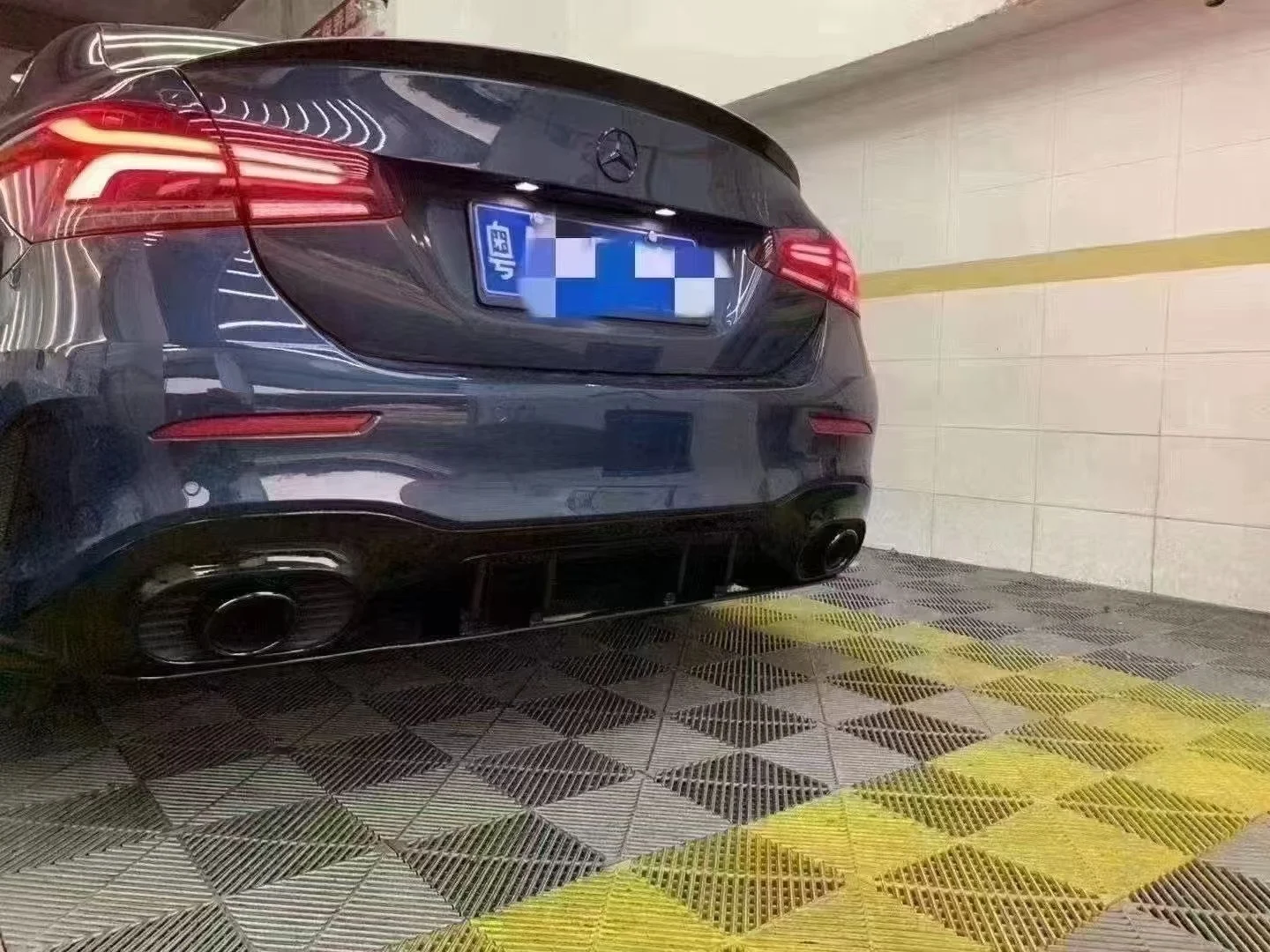 Kit de difusor traseiro preto brilhante e ponteiras duplas de escape para Mercedes-Benz Classe A W177 (para estilo A35 / A45)