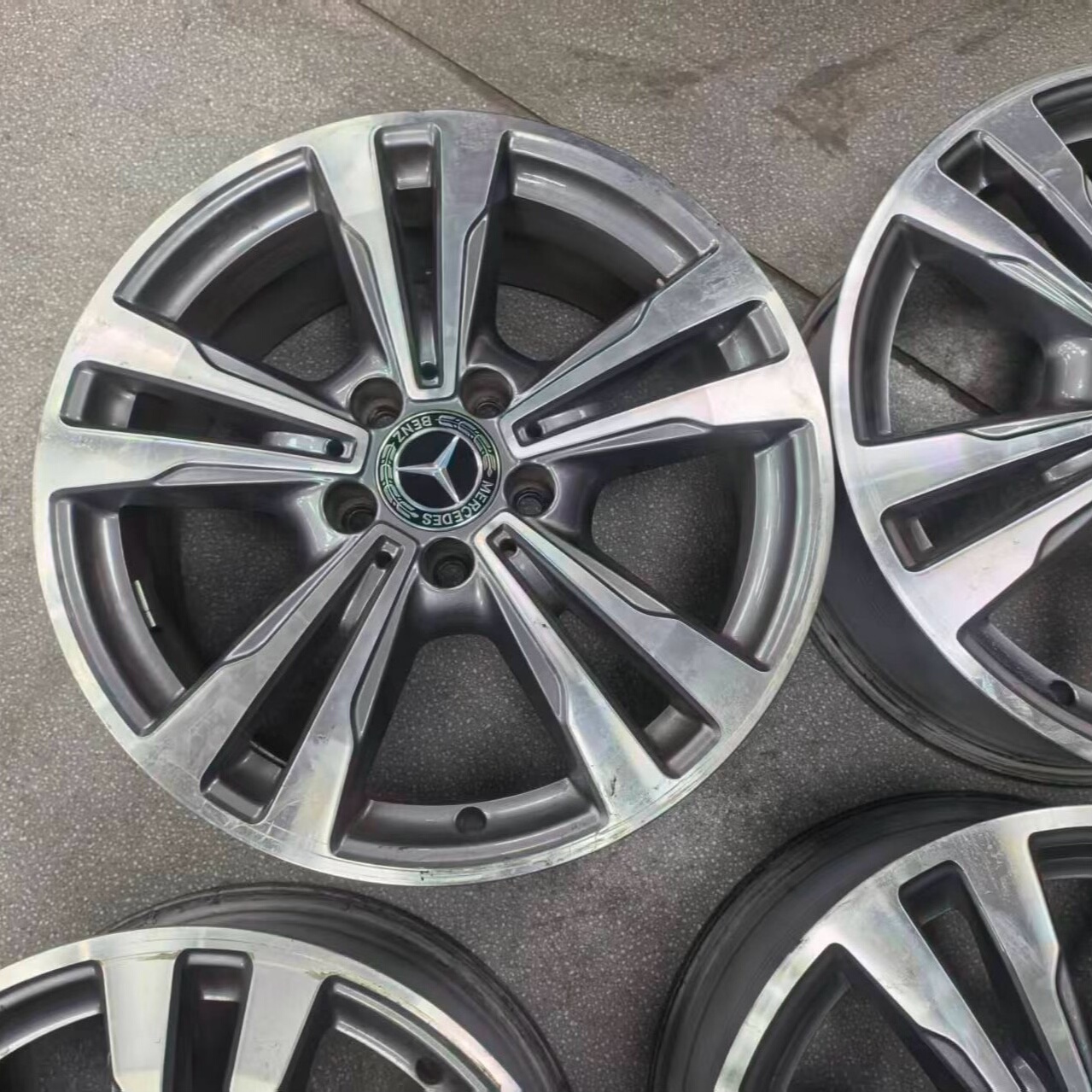 A Mercedes Classe C de 17 polegadas desmontou as rodas da fábrica original, garantindo produtos originais puros!