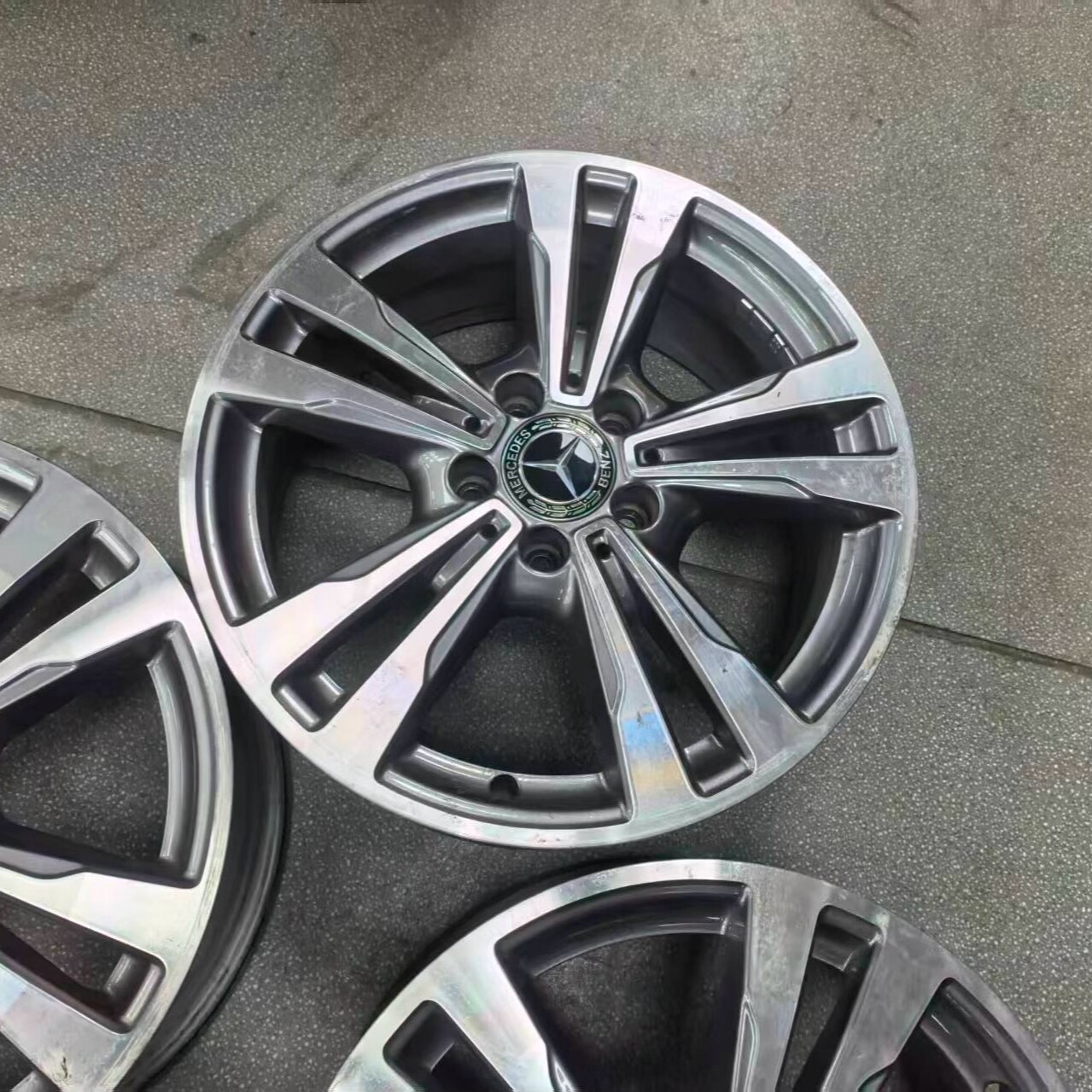 A Mercedes Classe C de 17 polegadas desmontou as rodas da fábrica original, garantindo produtos originais puros!