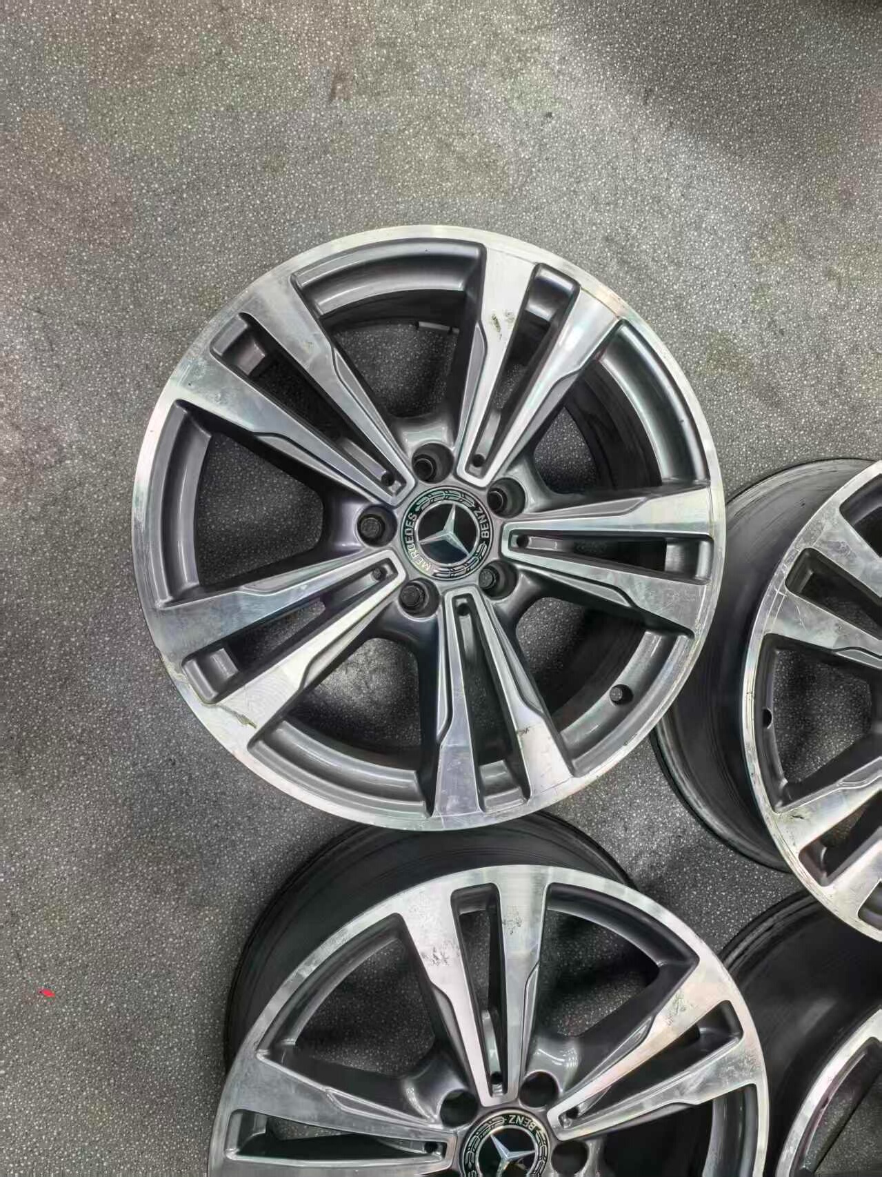 A Mercedes Classe C de 17 polegadas desmontou as rodas da fábrica original, garantindo produtos originais puros!