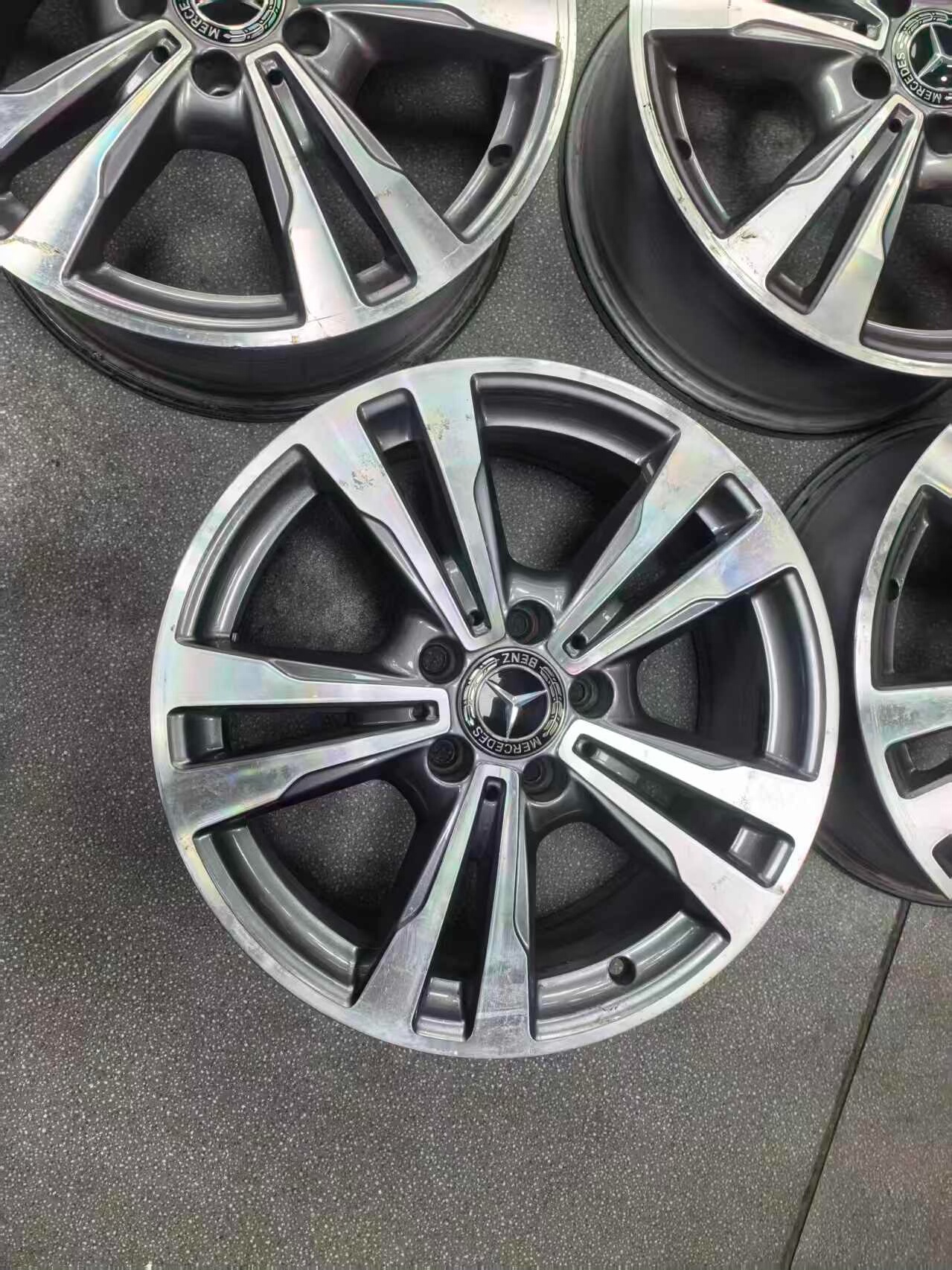 A Mercedes Classe C de 17 polegadas desmontou as rodas da fábrica original, garantindo produtos originais puros!