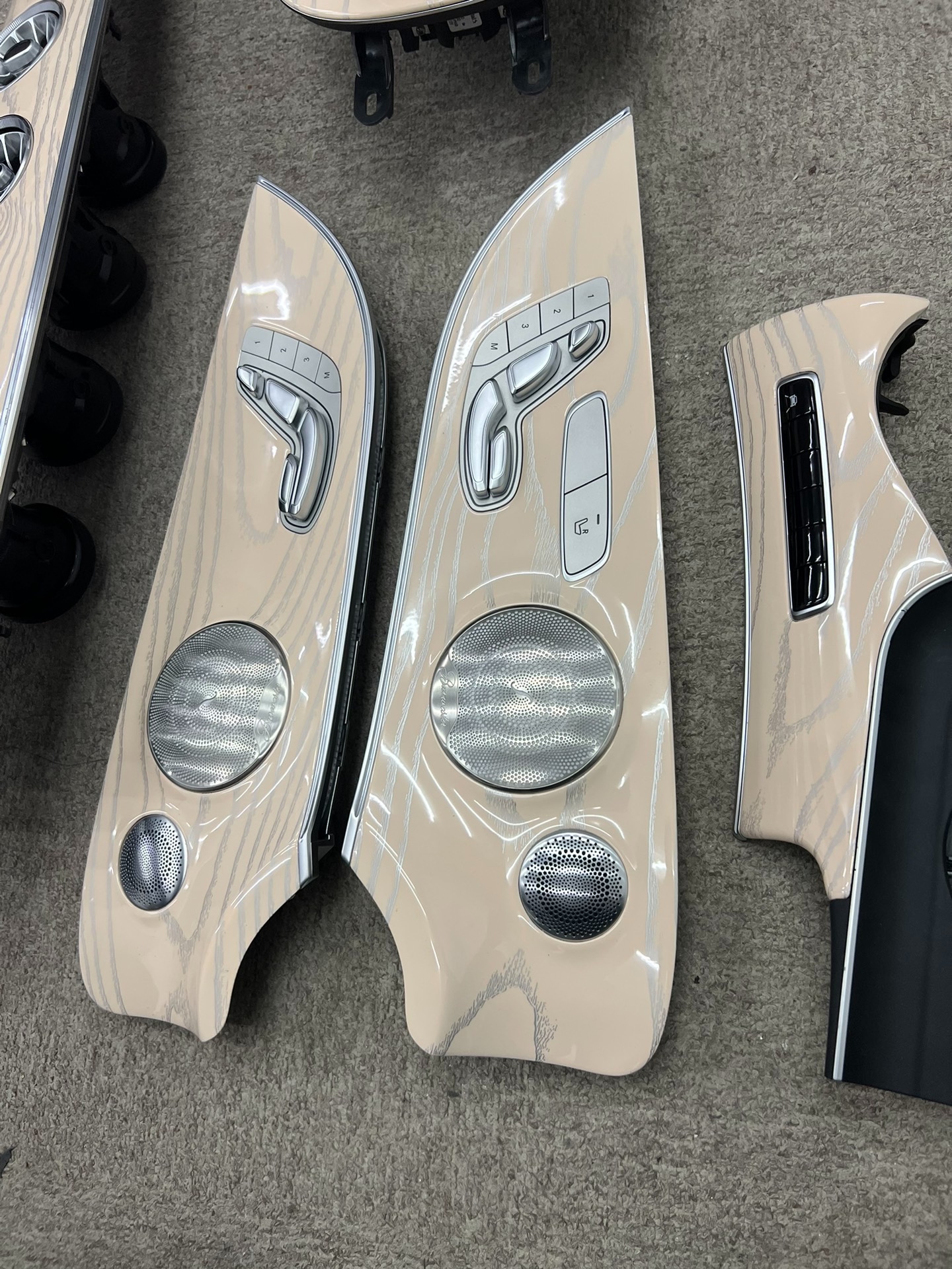 Mercedes-Benz interior peach wood color customization service Upgraded natural wood grain trim Multiple color options available