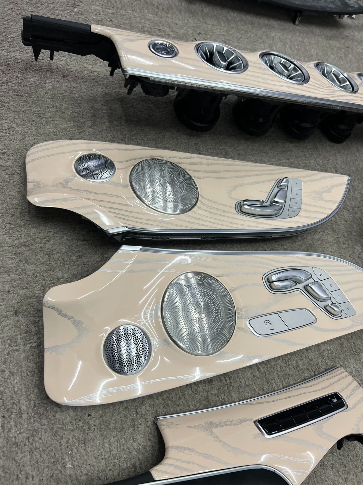Mercedes-Benz interior peach wood color customization service Upgraded natural wood grain trim Multiple color options available