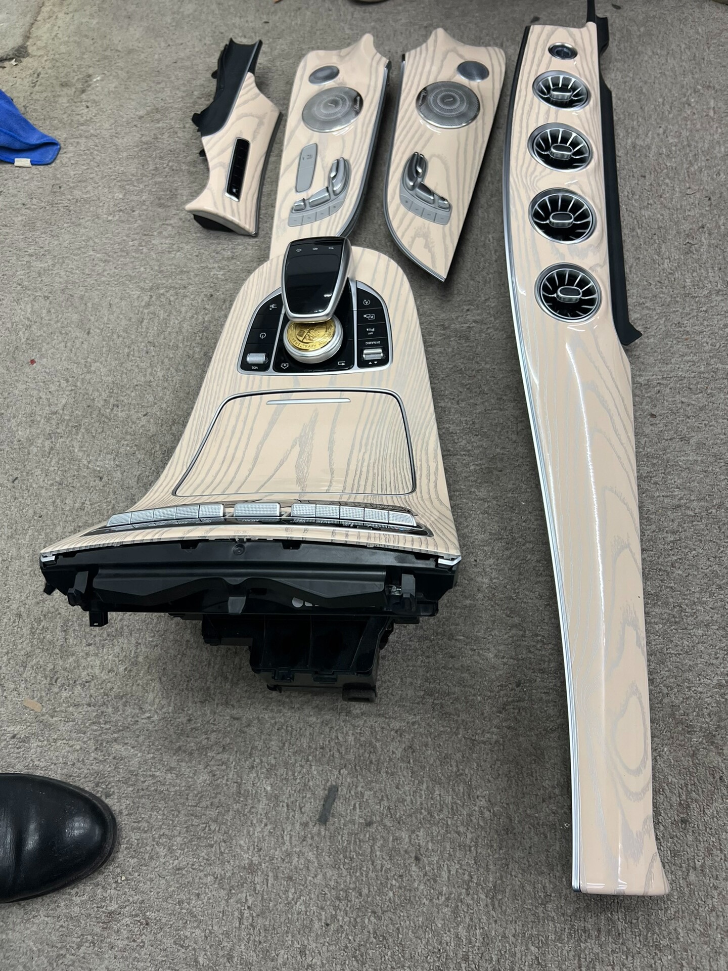Mercedes-Benz interior peach wood color customization service Upgraded natural wood grain trim Multiple color options available