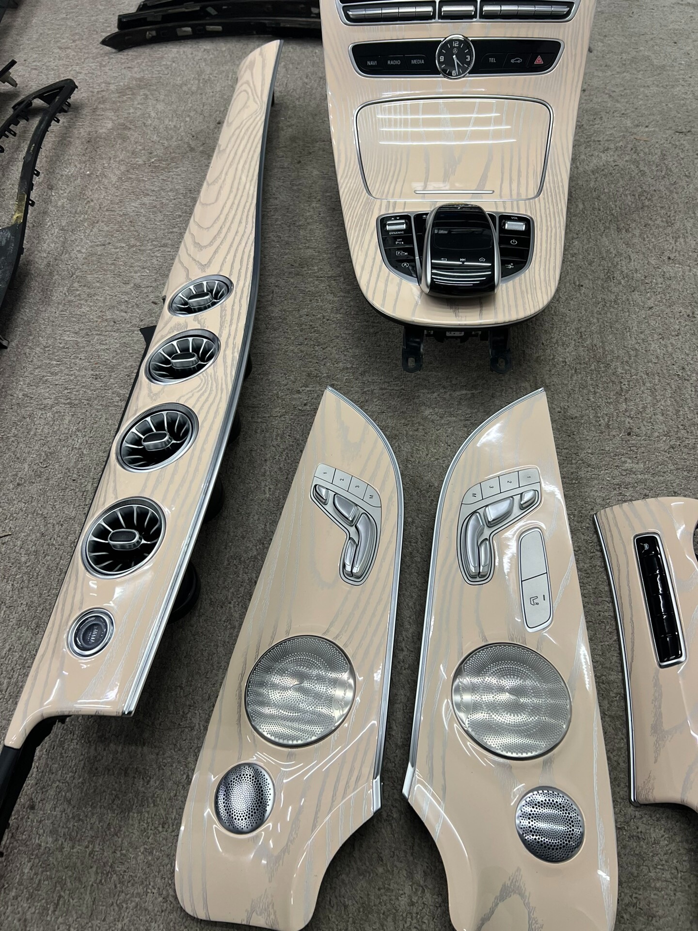 Mercedes-Benz interior peach wood color customization service Upgraded natural wood grain trim Multiple color options available