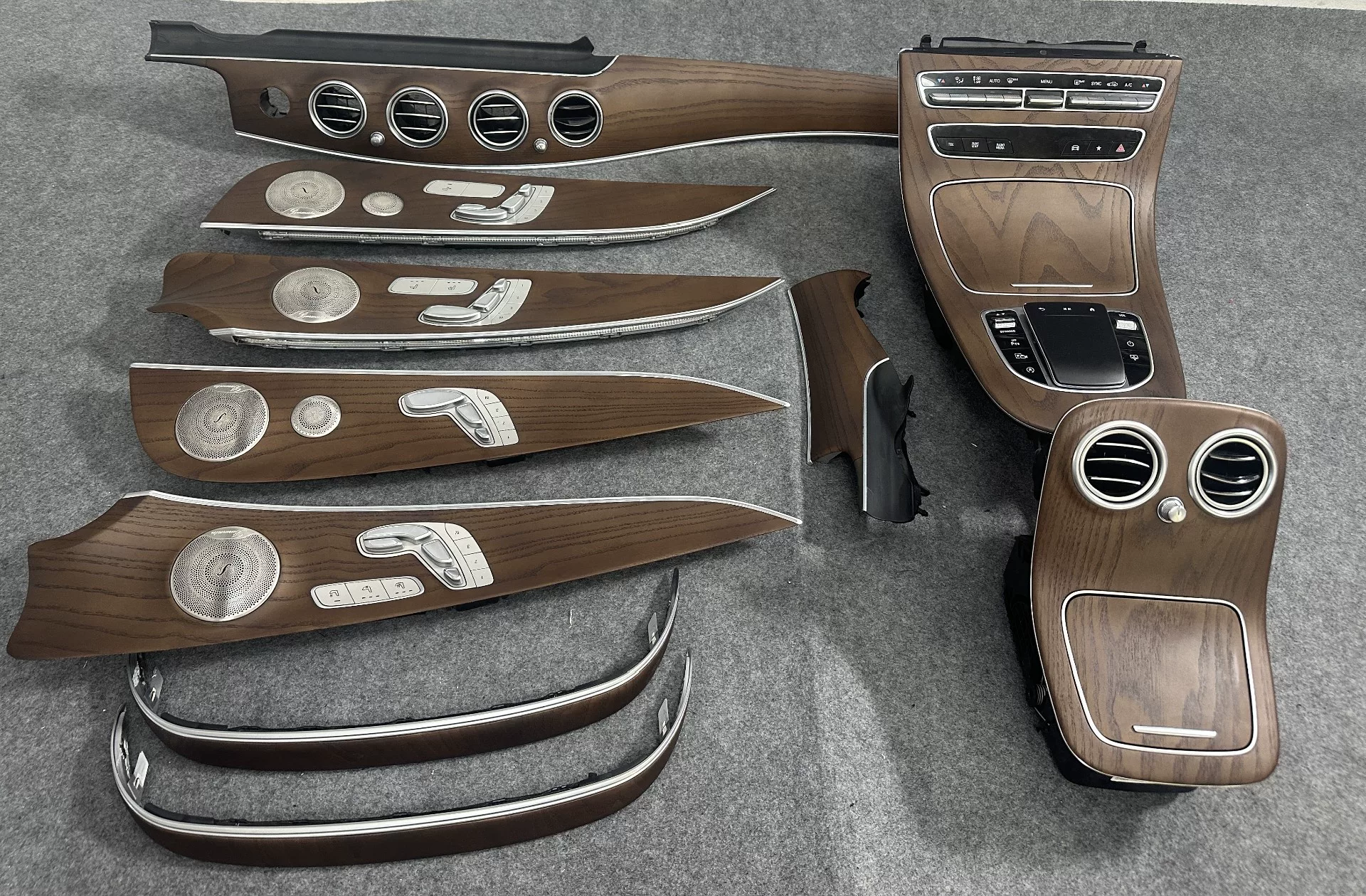 Mercedes-Benz 213 Sapele Refurbished Customization—Sapele Customization, Interior Modification & Upgrade, Imported Solid Wood Veneer