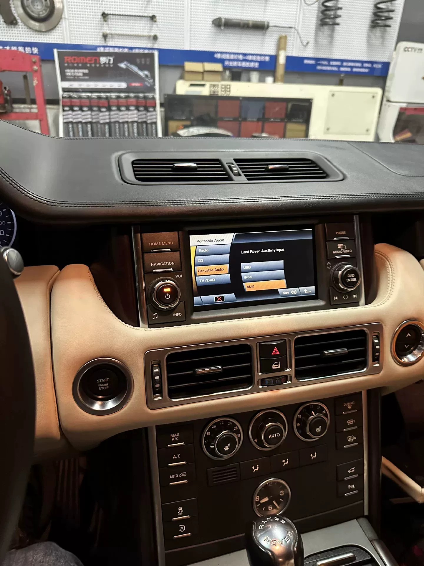 Land Rover Range Rover 2005–2012 CarPlay Upgrade Kit – Wireless Apple CarPlay & HiCar, Plug-and-Play Chinese Interface