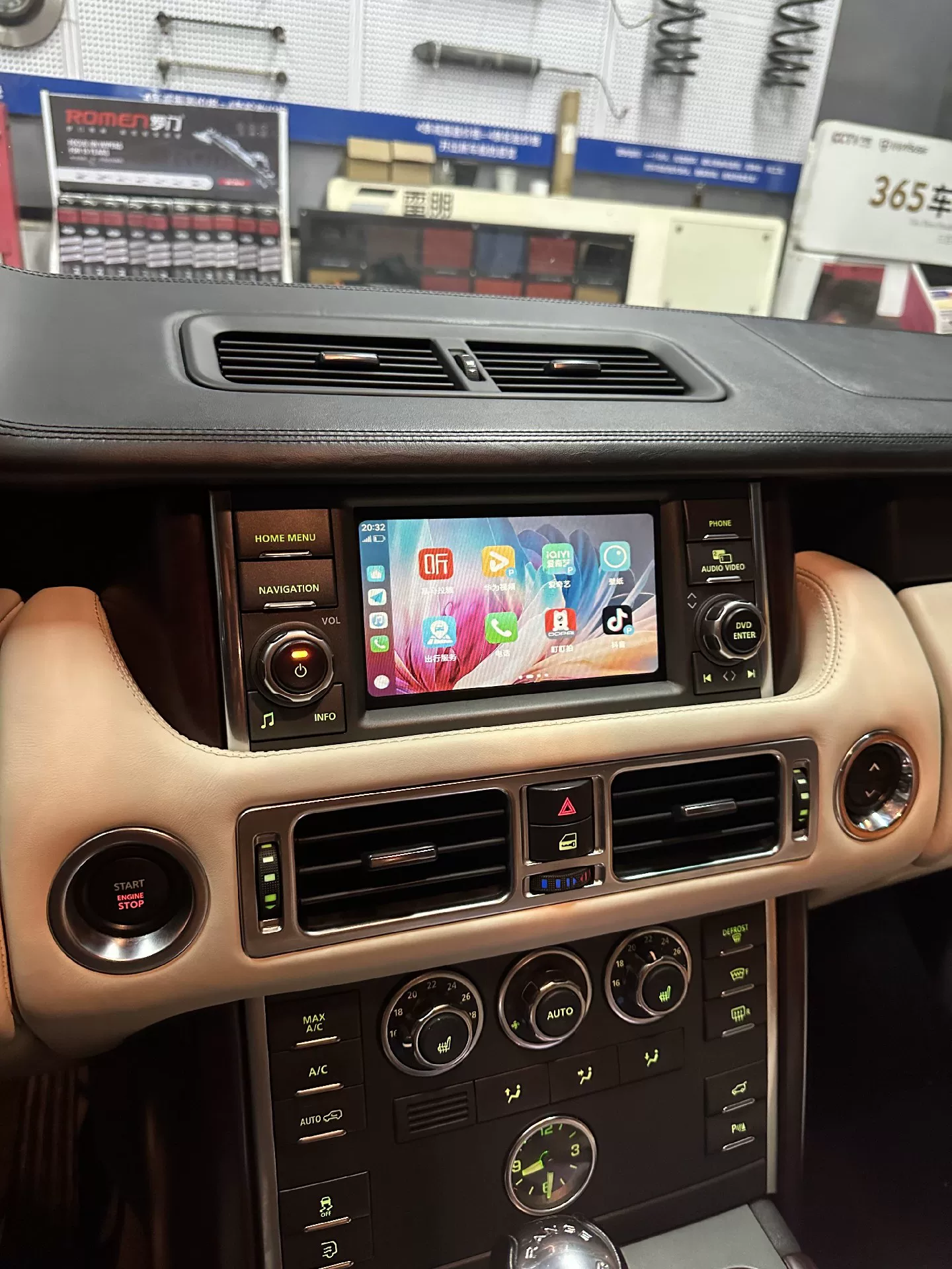 Land Rover Range Rover 2005–2012 CarPlay Upgrade Kit – Wireless Apple CarPlay & HiCar, Plug-and-Play Chinese Interface