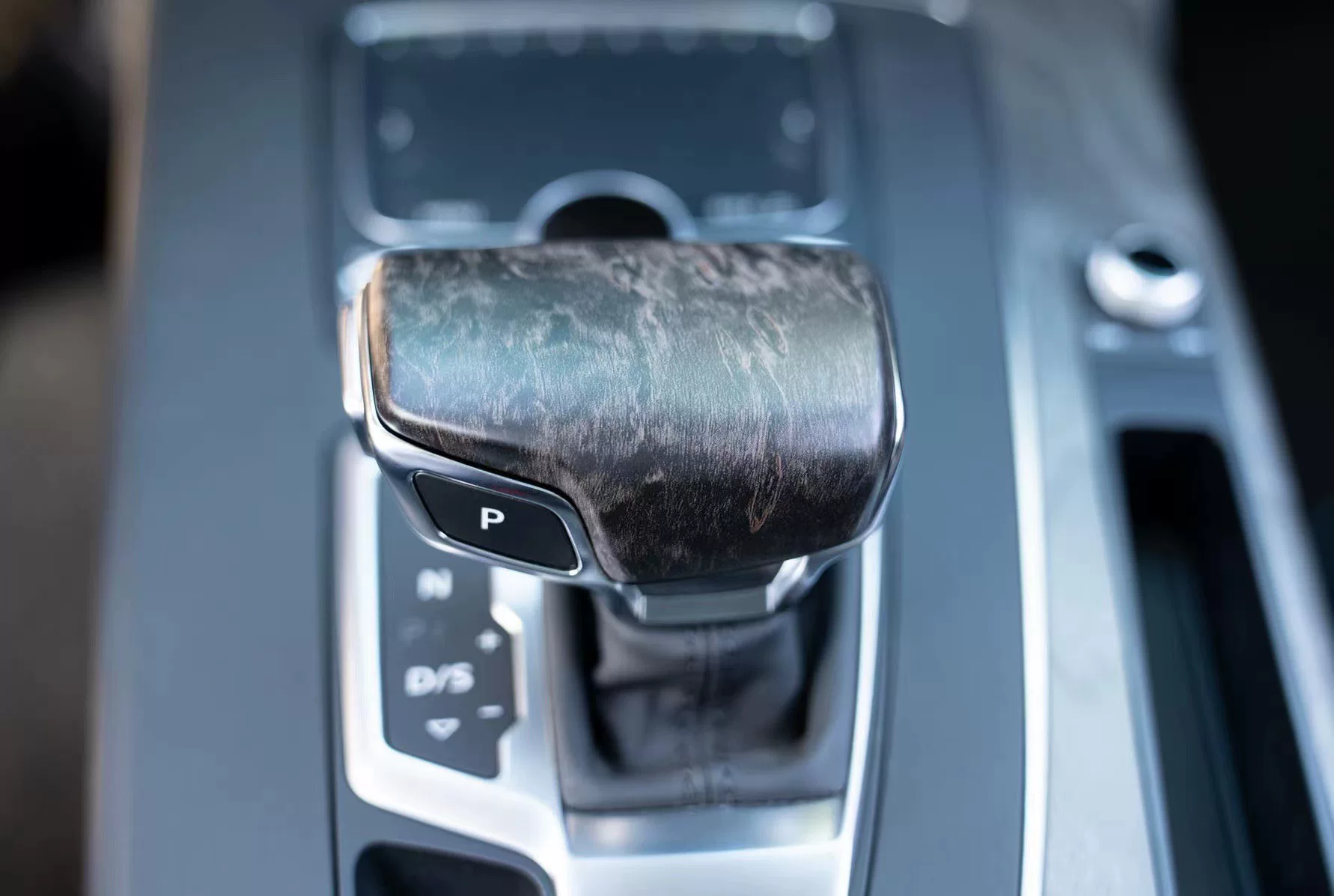 Cubierta de palanca de cambios de madera maciza para Audi A4, A5, A6, A7, Q5, Q7: madera de cenizos, abedul ágata, abedul negro, fibra de carbono cristalina.