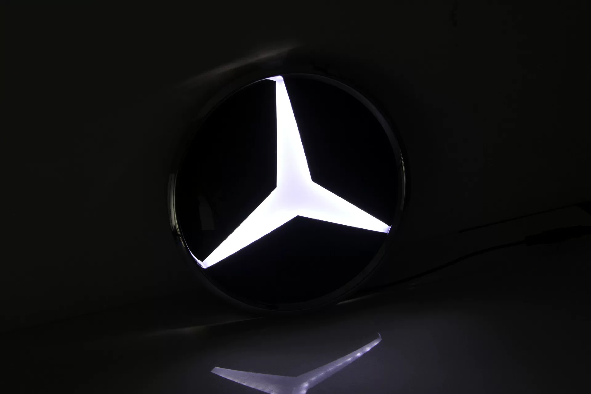 Mercedes-Benz GLC/GLE/GLS AMG Illuminated Badge | LED Grille Emblem | Crystal-Like, Light-Sensitive Badge