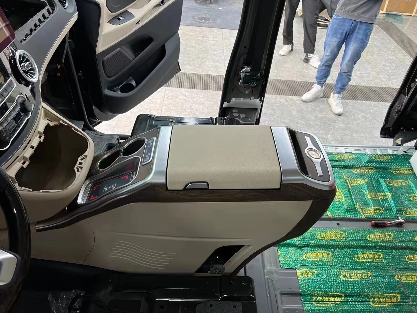 Kit de atualização do console central para Mercedes Vito V260 com geladeira compressor e carregamento sem fio Para Van de Negócios Mercedes-Benz Vito/V-Class (V260) 2017–2024