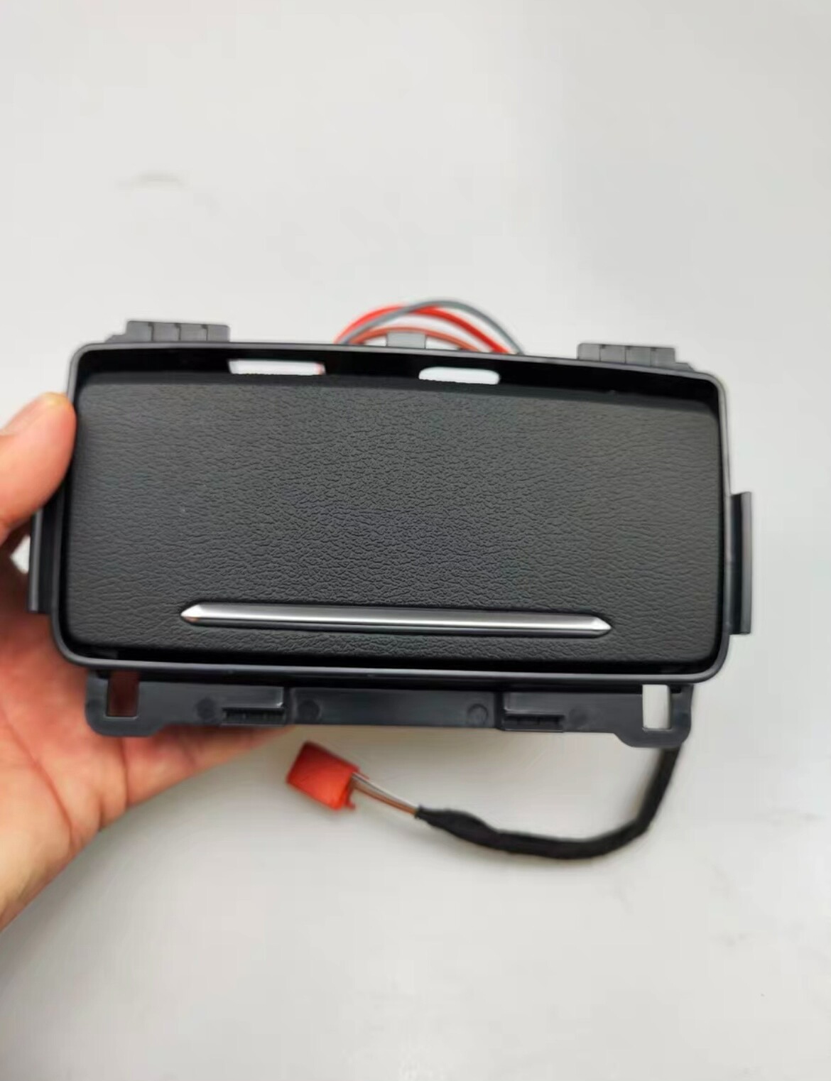 Cenicero trasero con encendedor y puerto de carga USB para el Audi A4L B9