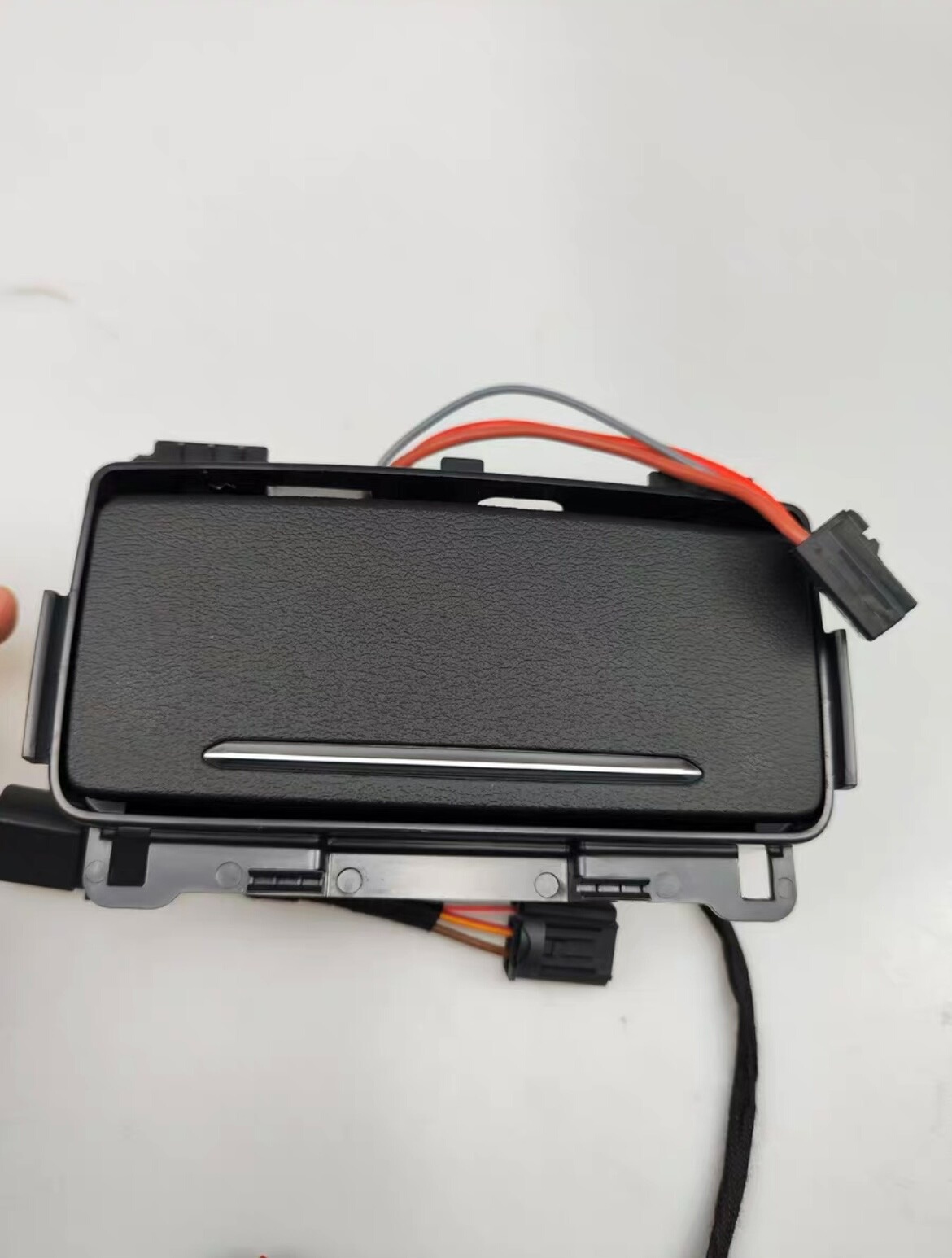 Cenicero trasero con encendedor y puerto de carga USB para el Audi A4L B9