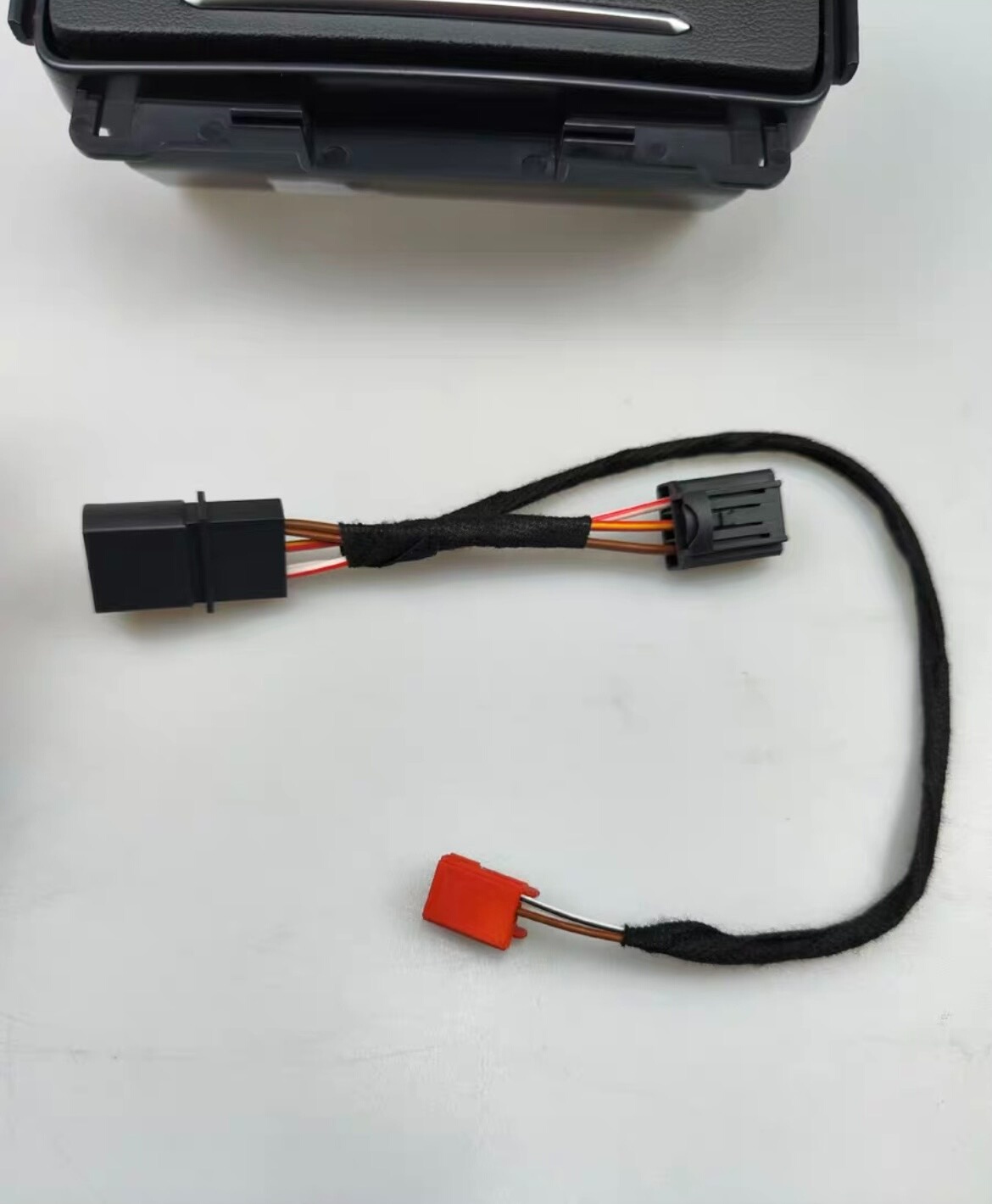 Cenicero trasero con encendedor y puerto de carga USB para el Audi A4L B9